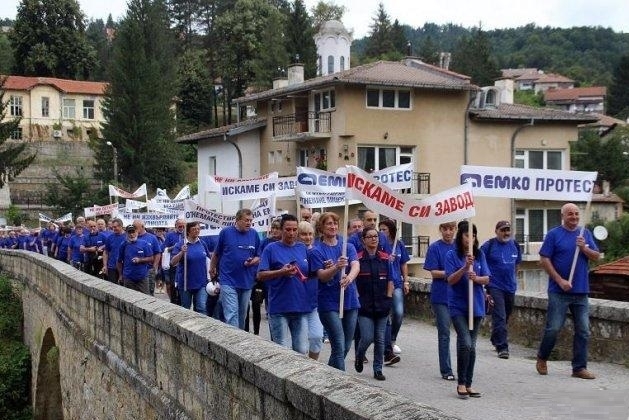 Работници от монтанския завод "Емко" излизат на протест пред парламента