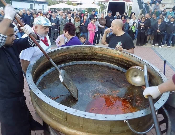 Един тон рибена саламура приготви Ути Бъчваров във втория фестивал