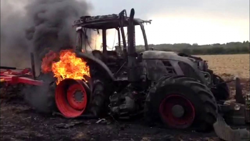 Трактор се е запалил и изгорял тази нощ във Врачанско