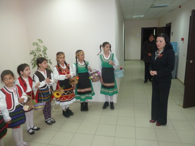 Лазарки от село Добролево посетиха днес общинската администрация в Борован.