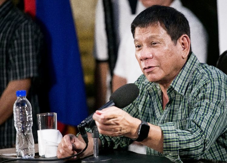 Огромна хлебарка бе полазила президента на Филипините Родриго Дутерте, предаде
