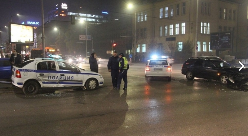 Полицейски автомобил е катастрофирал на кръстовището на булевард "Тодор Александров"