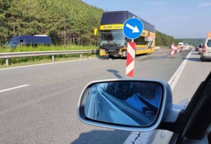 Автобус е катастрофирал на АМ Тракия тази сутрин съобщава trafficnews bg