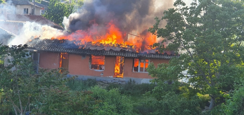 Пожар вилня в 2 сгради в Бяла Слатина изпепели покривите
