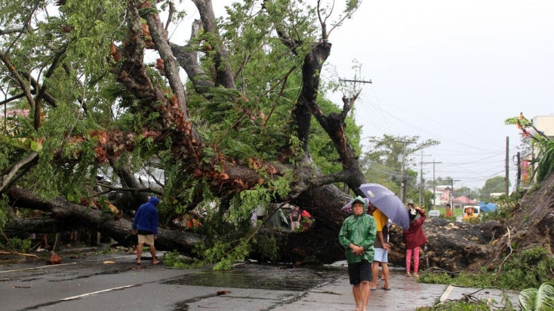 Девет души загинаха след като тайфунът Тисой удари Филипините пише
