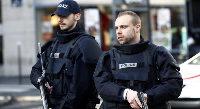 Парижки полицаи са убили мъж заплашил с нож техен колега