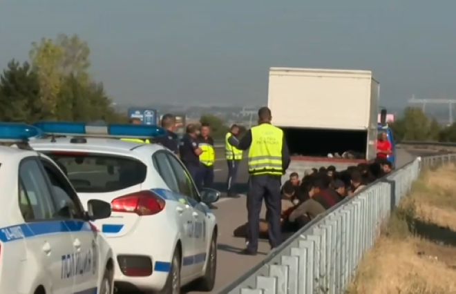 Камион с 86 нелегални мигранти е спрян на 8-мия километър на