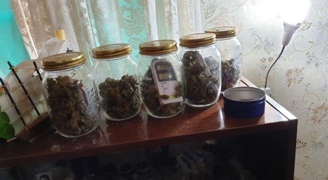 Полицаи са намерили много наркотици в къща в Лом съобщиха