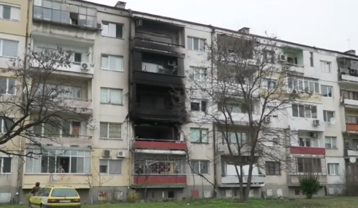 Пожар горя в жилищен блок в Пловдив. Огнеборците са евакуирали