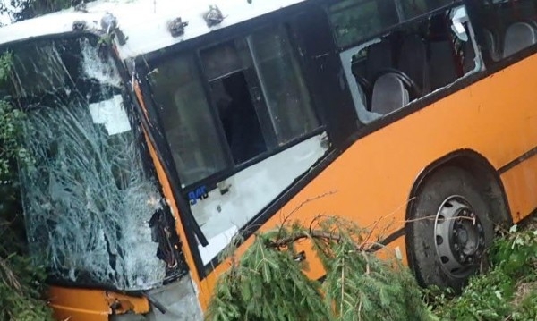 Автобус от градския транспорт в Пловдив се е блъснал в