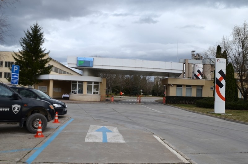 Холсим (България) АД монтира информационно табло при входа на завода