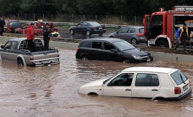 Проливни дъждове наводниха райони в Централна Гърция Няма пострадали хора