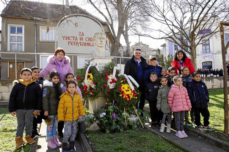 Големи и малки почетоха паметта на Васил Левски в Оряхово.
Поклон,