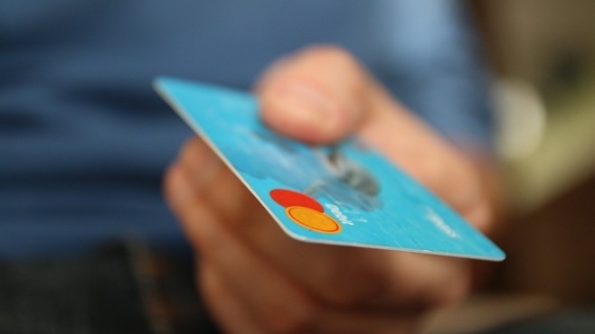 Средната такса за теглене на пари от банкомат с карта