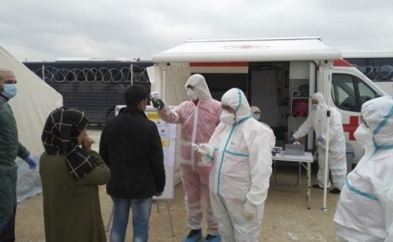 Коронавирусът предизвиква размирици в голям миграционен лагер в Гърция, довел