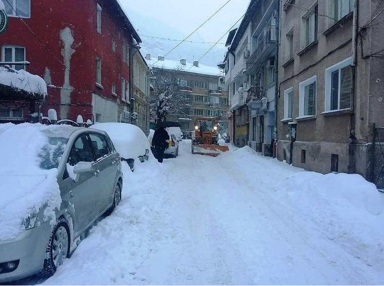 Усложнена остава зимната обстановка в община Враца. И днес, 28