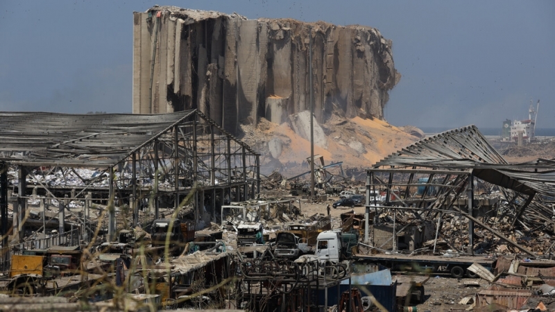 Щетите причинени от унищожителната експлозия на пристанището в Бейрут надхвърлят