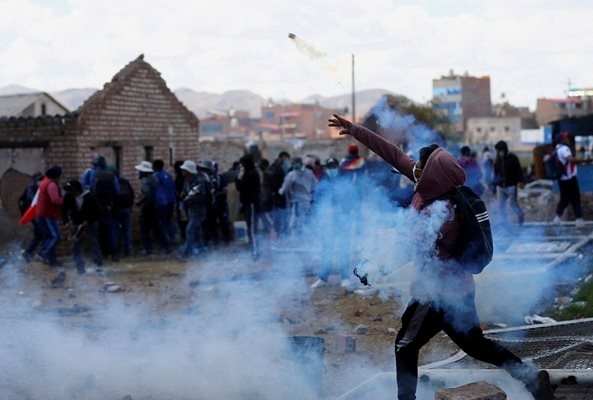 Протестиращи нападнаха и изгориха жив полицай в Перу, съобщи АП.