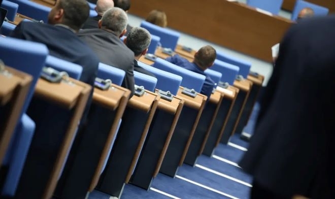 Депутатите се събраха на извънредно заседание точно в 15.00 ч. То
