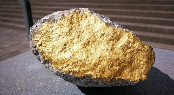 Австралиец изрови 1 4 килограмова буца злато с детектор за метал докато