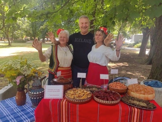 Кулинарен фестивал на народната кухня Бабина душица събра днес стотици