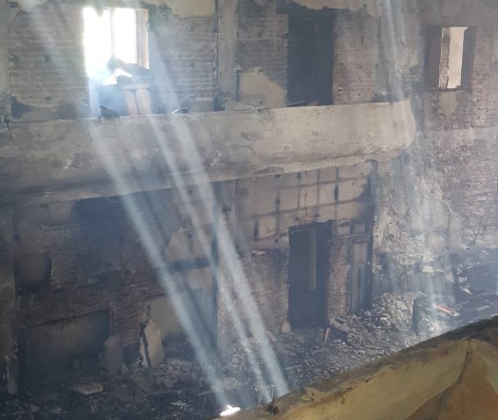 Все още има локални пожари в изпепеленото читалище в козлодуйското