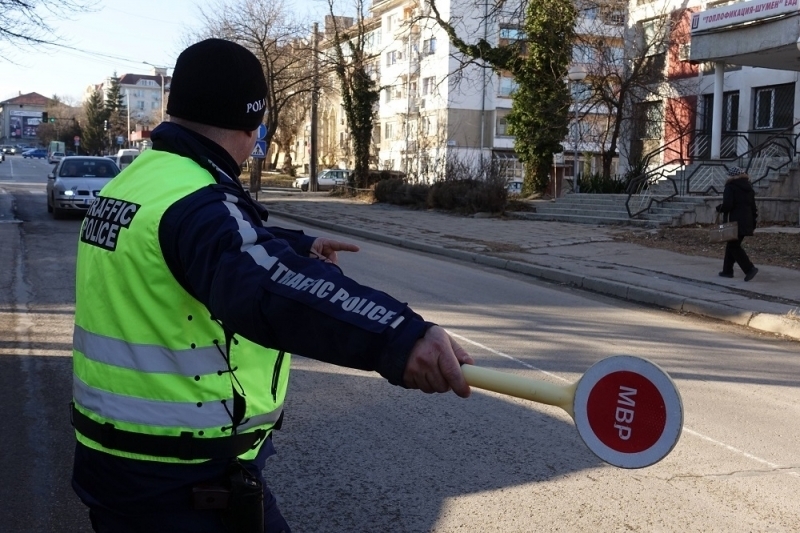 Полицаи са заловили неправоспособен мъж да управлява нередовна кола в