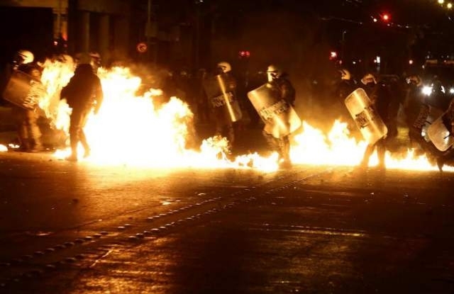Анархисти са замеряли атинските полицаи с камъни и бутилки със