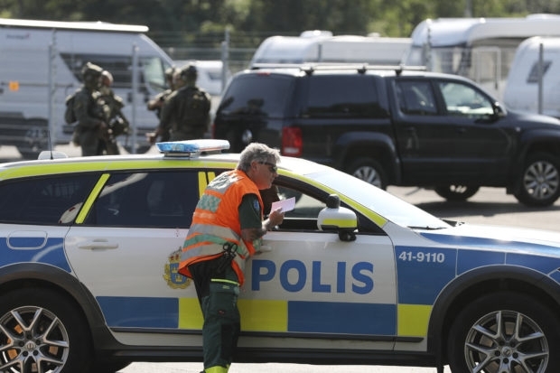 Двама надзиратели от шведски затвор бяха държани като заложници в