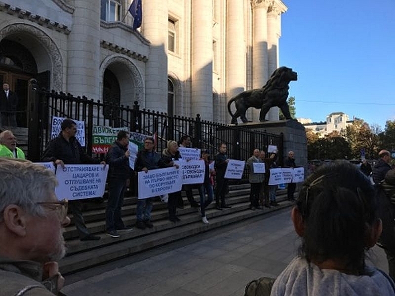 Около 30 души скандират ”Оставка на Цацаров” пред сградата на