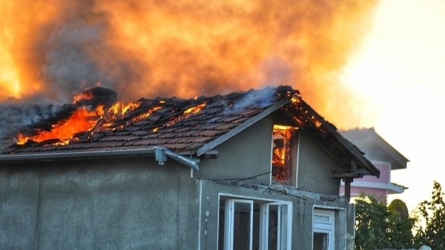 Пожар е унищожил покрив на къща в белослатинското село Попица,