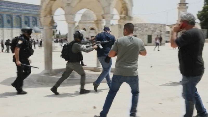 Нови сблъсъци между израелски полицаи и палестински демонстранти избухнаха тази