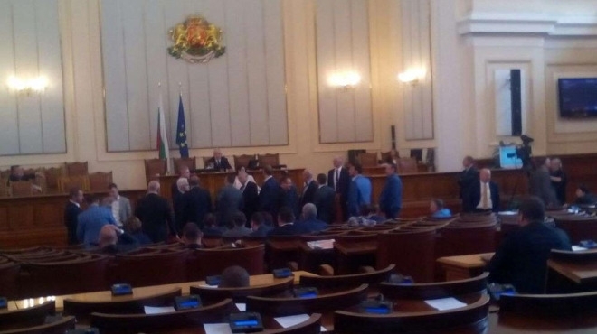 Парламентарното заседание е временно прекратено поради безредици Водещият Явор Нотев