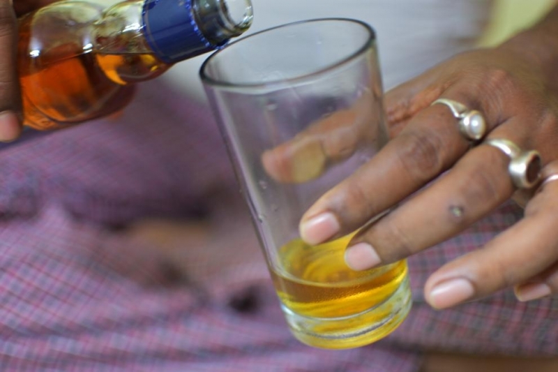 В резултат на употреба на токсичен нелегален алкохол в Индия