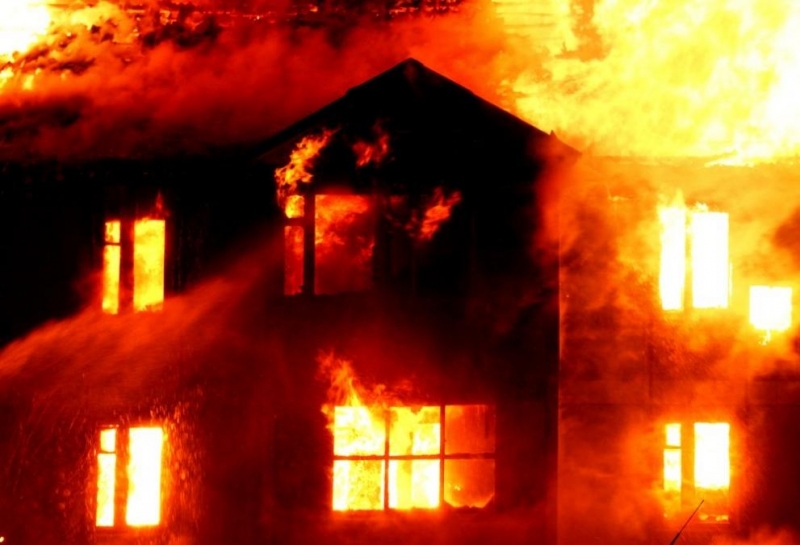 Трима души са пострадали при пожар в общежитие за социално