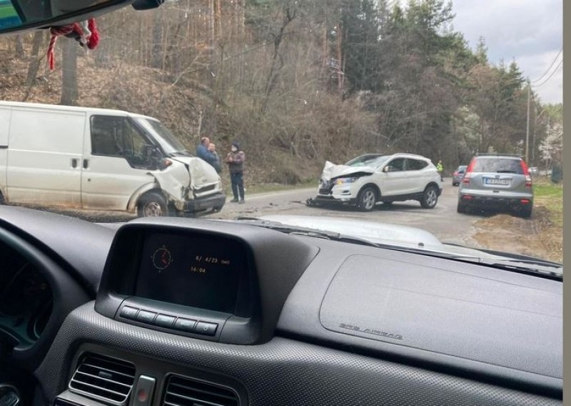 Двама души са пострадали при катастрофа между кола и бус