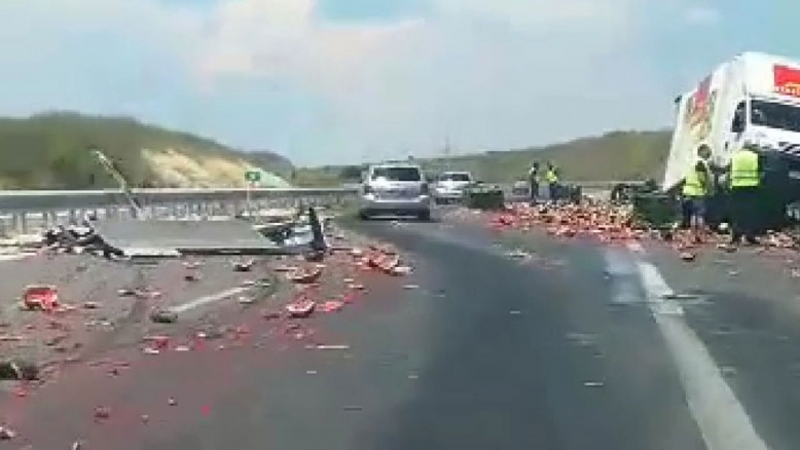 Кола се удари в камион пълен с дини на магистрала Марица След удара камионът е разсипал товара по платното