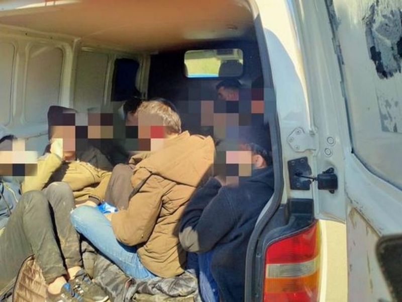 Задържаха фалшив инкасо автомобил с нелегални сирийци, съобщиха от полицията.
