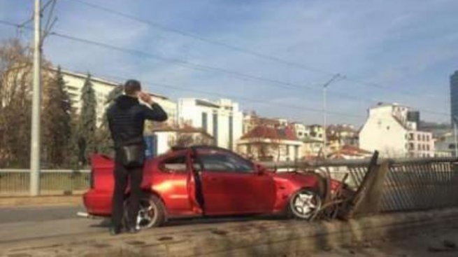 Шофьор без книжка направи зрелищна катастрофа в центъра на София.