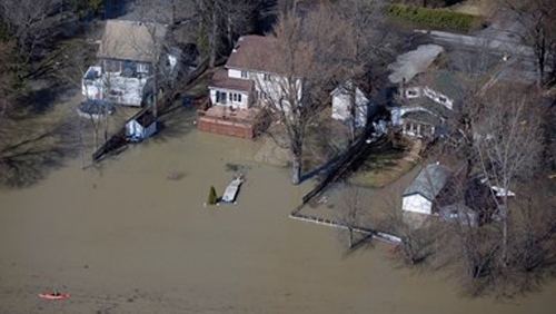 Поройни дъждове предизвикаха тежки наводнения в Канада Над 1500 души