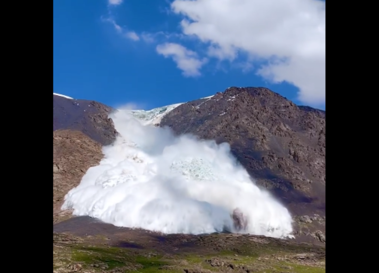 Лавина падна по склоновете на планината Тяншан в Киргизстан По