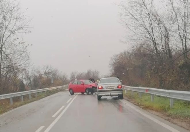 Две коли се удариха на пътя Враца Криводол трета е