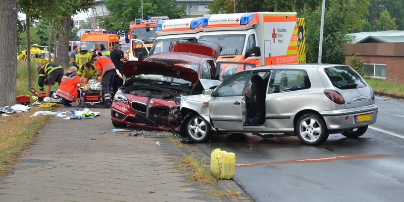Две коли се удариха челно в немския град Щаде който