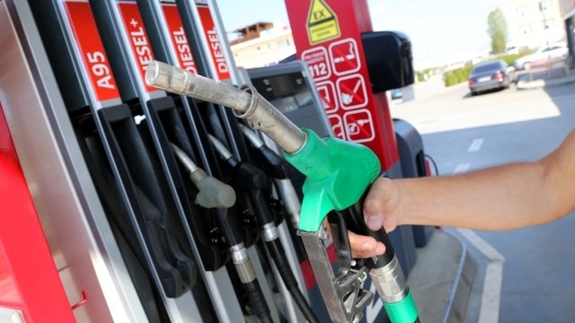Обрат с цените на горивата преди старта на летния сезон