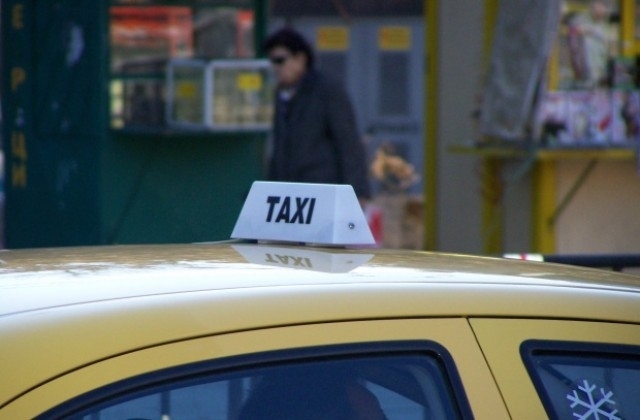 Граждани задържаха солидно почерпен таксиметров шофьор, съобщиха от варненската полиция.