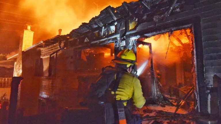 Огнен ад бушува в Калифорния, съобщава АП. Все още не