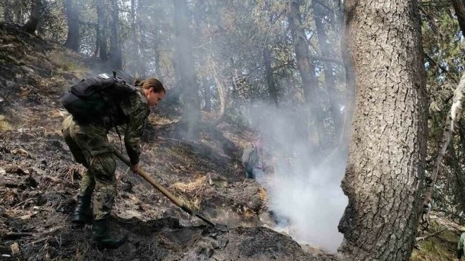 Осемнадесет военнослужещи с шест специализирани машини от помагат и днес