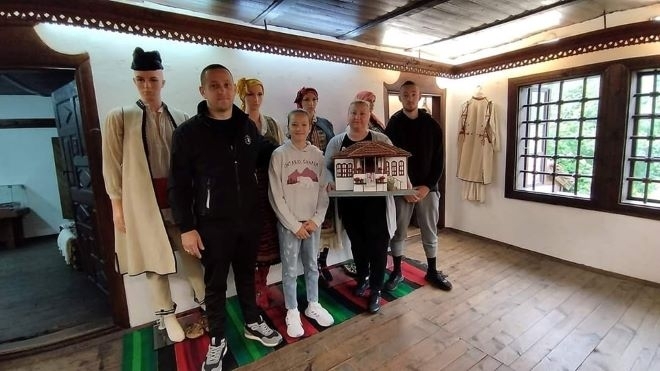 Берковско семейство дари макет на Етнографския музей в града, съобщиха
