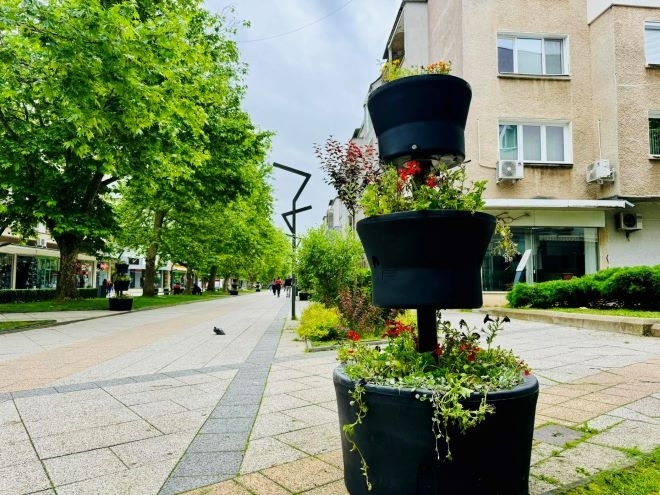 Продължава разкрасяването на пешеходната зона във Враца, съобщиха от местната