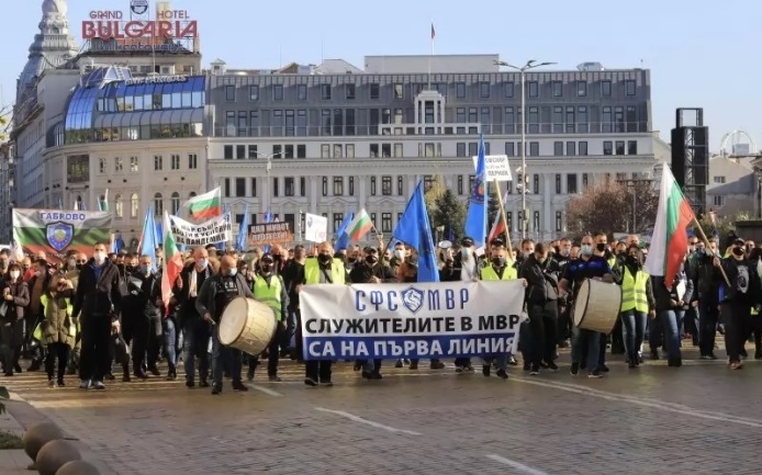 Минималните заплати в системата на МВР и отбраната следва да